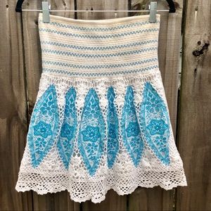 STRAPLESS EMBROIDERED TOP